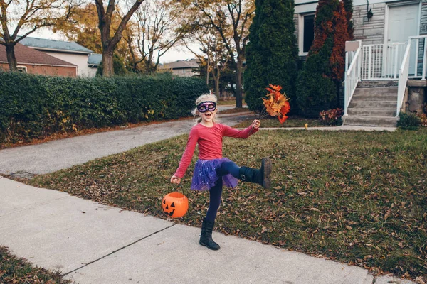 Truco Trato Niña Feliz Con Cesta Calabaza Roja Engañar Tratar —  Fotos de Stock