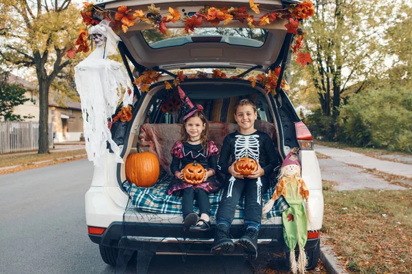 Sztuczka Albo Kufer Rodzeństwo Świętuje Halloween Bagażniku Samochodu Dzieci Dzieci — Zdjęcie stockowe