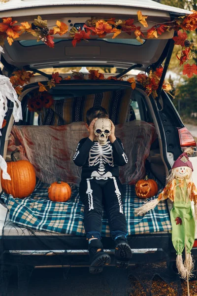 Sztuczka Albo Kufer Chłopiec Ludzką Czaszką Świętujący Halloween Ozdobnym Bagażniku — Zdjęcie stockowe