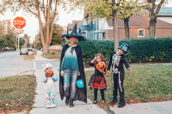 Snoep Schiet Moeder Met Kinderen Gaat Bedriegen Trakteren Halloween Vakantie — Stockfoto
