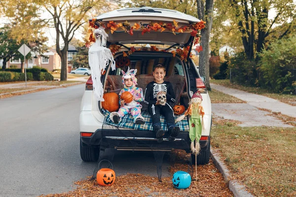 Sztuczka Bagażnikiem Rodzeństwo Świętuje Halloween Bagażniku Samochodu Dzieci Chłopiec Dziewczynka — Zdjęcie stockowe