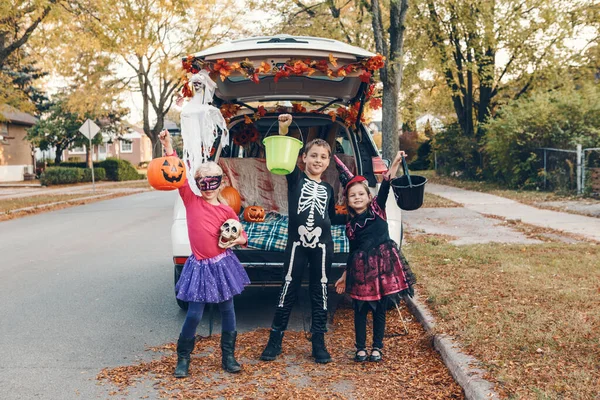 Sztuczka Albo Kufer Rodzeństwo Świętuje Halloween Bagażniku Samochodu Dzieci Dzieci — Zdjęcie stockowe