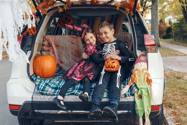 Trik Atau Bagasi Saudara Dan Saudari Merayakan Halloween Bagasi Mobil — Stok Foto