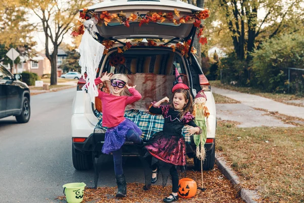 Sztuczka Albo Kufer Dzieci Rodzeństwo Siostry Świętują Halloween Bagażniku Samochodu — Zdjęcie stockowe
