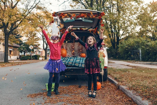 Trik Atau Bagasi Anak Anak Saudara Perempuan Merayakan Halloween Bagasi — Stok Foto