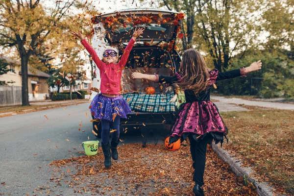 Sztuczka Albo Kufer Dzieci Rodzeństwo Siostry Świętują Halloween Bagażniku Samochodu — Zdjęcie stockowe