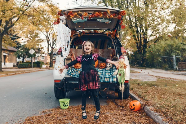Hile Bagaj Çocuk Çocuk Geleneksel Ekim Bayramını Bir Arabanın Bagajında — Stok fotoğraf