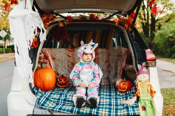 Hile Bagaj Tek Boynuzlu Kostümlü Üzgün Bebek Cadılar Bayramı Bir — Stok fotoğraf