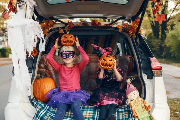Sztuczka Albo Kufer Dzieci Rodzeństwo Siostry Świętują Halloween Bagażniku Samochodu — Zdjęcie stockowe