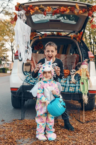 Sztuczka Bagażnikiem Rodzeństwo Świętuje Halloween Bagażniku Samochodu Dzieci Chłopiec Dziewczynka — Zdjęcie stockowe