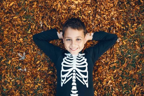 Halloween Vakantie Truc Traktatie Gelukkig Kind Jongen Skelet Kostuum Liggend — Stockfoto