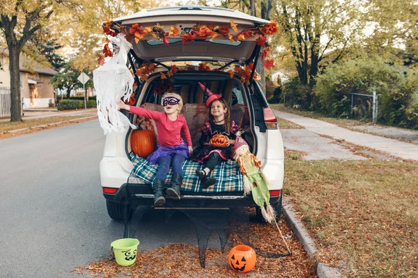 Een Truc Een Koffer Kinderen Broers Zussen Vieren Halloween Kofferbak — Stockfoto