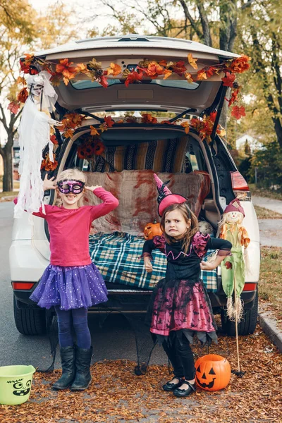 Een Truc Een Koffer Kinderen Broers Zussen Vieren Halloween Kofferbak — Stockfoto