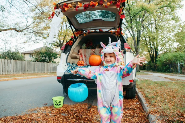 Sztuczka Albo Kufer Szczęśliwe Dziecko Kostiumie Jednorożca Świętujące Halloween Bagażniku — Zdjęcie stockowe