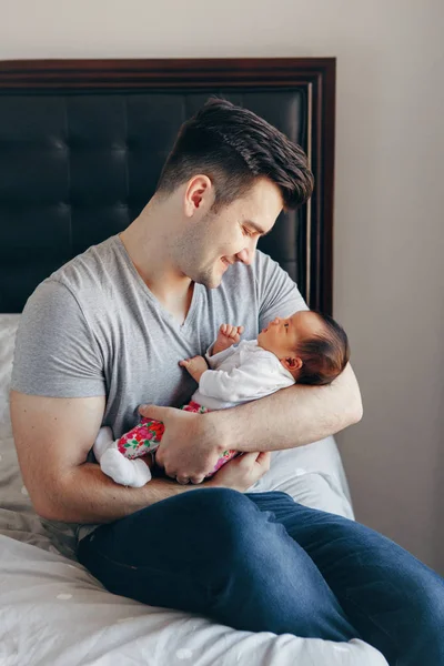 Joven Padre Caucasico Papa Con Su Recien Nacido Mestizo Asiatico Bebe Chino Hombre Hombre Padre Sosteniendo Hijo Hija Hijo Autentico Estilo De Vida Tocando Momento Tierno Familia De Padre Soltero