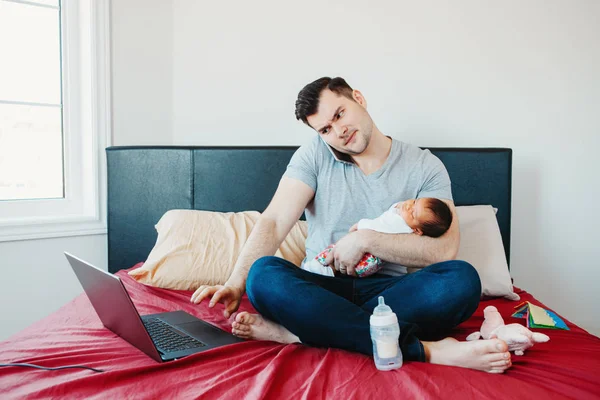 En Colere Occupe Pere Caucasien Avec Nouveau Ne Asiatique Bebe Chinois Travaillant De La Maison Homme Parent Tenant Enfant Fille Fils Parlant Au Telephone Famille Monoparentale Concept De Mixite Des Sexes Chambre En Colere Occupe Pere Caucasien Avec Nouveau Ne Asiatique Bebe Chinois Travaillant De La Maison Homme Parent Tenant Enfant Fille Fils Parlant Au Telephone Famille Monoparentale Concept De Mixite Des Sexes Chambre