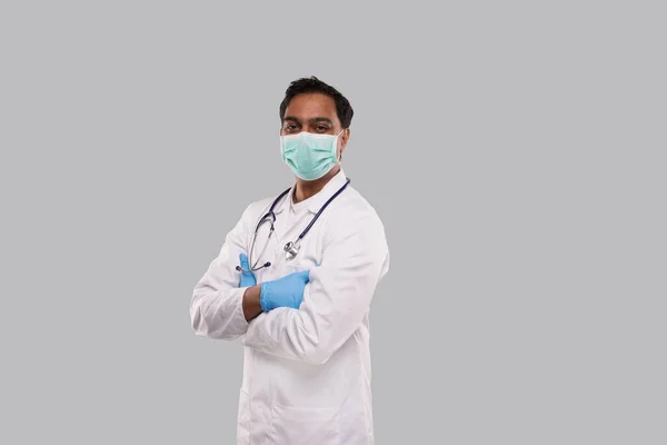 Läkare bär medicinsk mask och handskar isolerad. Indian Man Doctor Hands korsade medicinska konceptet. Sidovy — Stockfoto