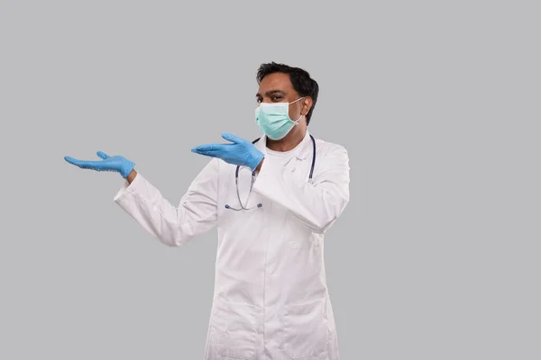 Doctor Holding Open Hands to Side dragen van medische maskers en handschoenen Kijken naar Side Isolated. Indiase Man Doctor opgewonden teken — Stockfoto