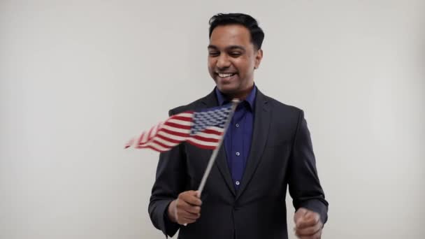 Бізнесмен махав американським прапором Піллінг Ізольований. Indian Businessman 4 липня партія — стокове відео
