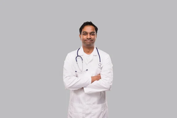 Indian Man Doctor Não Sorrindo Mãos Cruzadas Isoladas. Vida saudável, Conceito de Medicina . — Fotografia de Stock