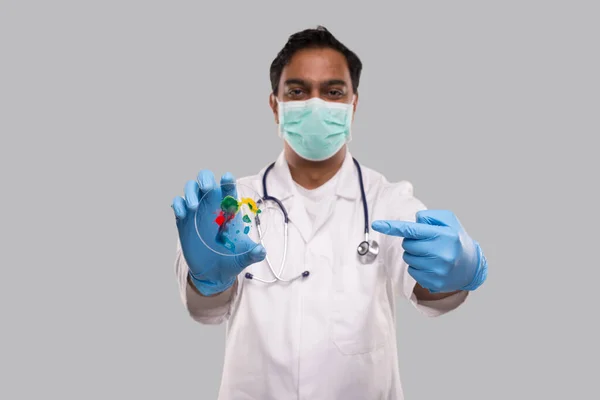 Arzt zeigt auf Petrischale mit medizinischer Maske und Handschuhen. Medizin, Wissenschaftskonzept — Stockfoto