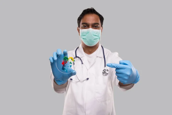 Läkare pekar på Petri Dish bär medicinsk mask och handskar isolerad. Medicin, vetenskapsbegrepp — Stockfoto