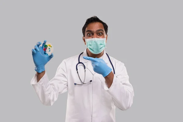 Läkare pekar på Petri Dish bär medicinsk mask och handskar isolerad. Medicin, vetenskapsbegrepp — Stockfoto