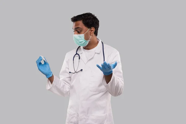 Läkaren överraskade innehav termometer bär medicinsk mask och handskar. Indian Man Doctor Science, medicinskt koncept. Isolerad. — Stockfoto