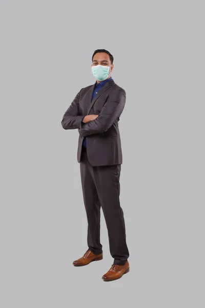 Az üzletember keze orvosi maszkot visel, elszigetelve. Indiai üzletember Álló teljes hosszúságú — Stock Fotó