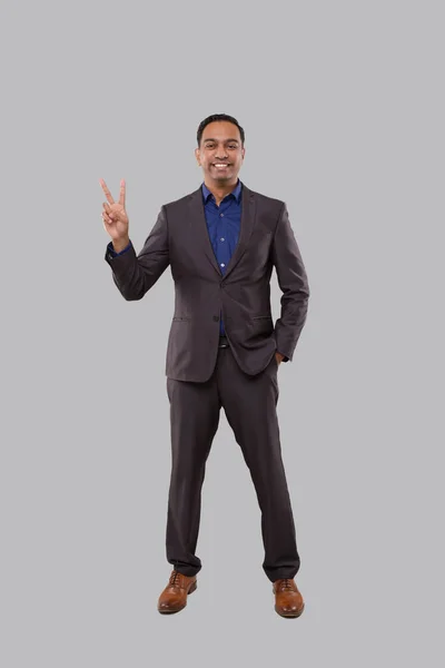 Empresario mostrando señal de paz. indio hombre de negocios de pie de longitud completa . — Foto de Stock