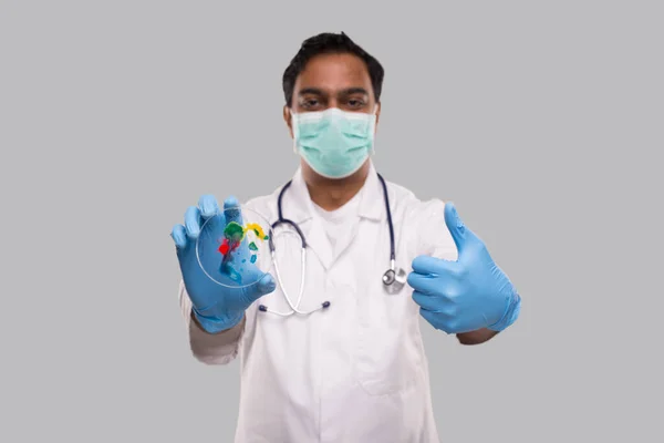 Doctor Holding Petri Dish bär medicinsk mask och handskar visar tummen upp isolerad. Medicin, vetenskapsbegrepp — Stockfoto