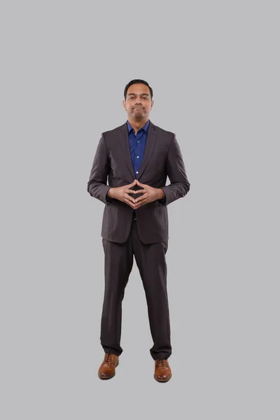 Affärsman Smilling Hands framför bröstet Isolerad. Indiska affärsman stående full längd. Näringsgren — Stockfoto