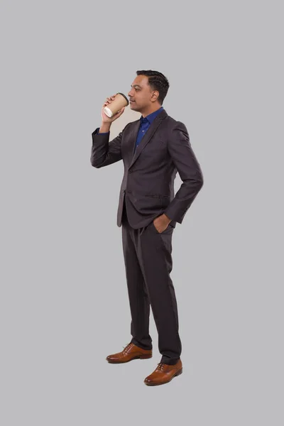 Zakenman die koffie drinkt van To Go Cup Isolated. Indiase zakenman met Coffee Take Away Cup in handen — Stockfoto