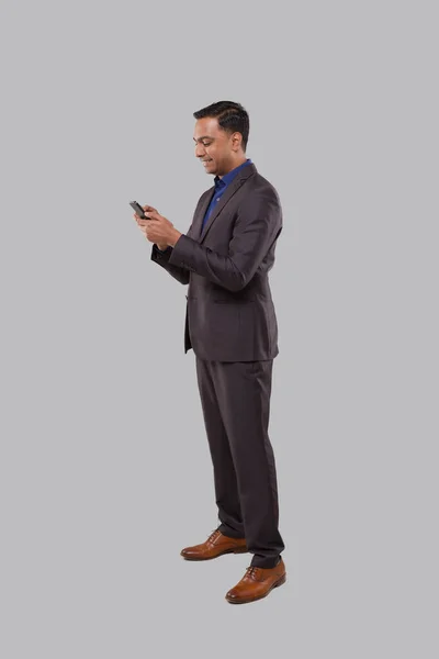 Бізнесмен Розмовляє по телефону ізольовано. Індійський бізнесмен користується телефоном — стокове фото