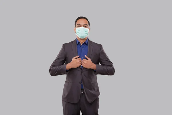 Affärsman stående i Business Pose Wearing Medical Mask Isolerad. Indiska affärsman stående isolerad — Stockfoto