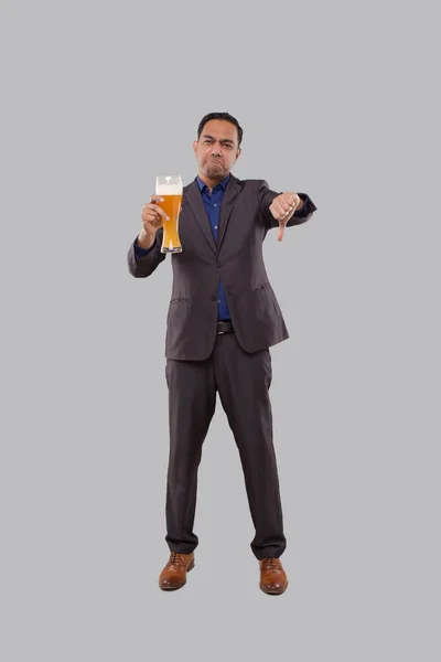 Zakenman die bier vasthoudt en duim laat zien. Indiase zakenman staat volledige lengte met bier in de hand — Stockfoto