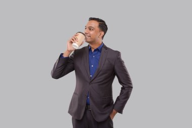 To Go Cup 'tan kahve içen iş adamı izole edildi. Elinde kahve kupası olan Hintli bir işadamı. İç.