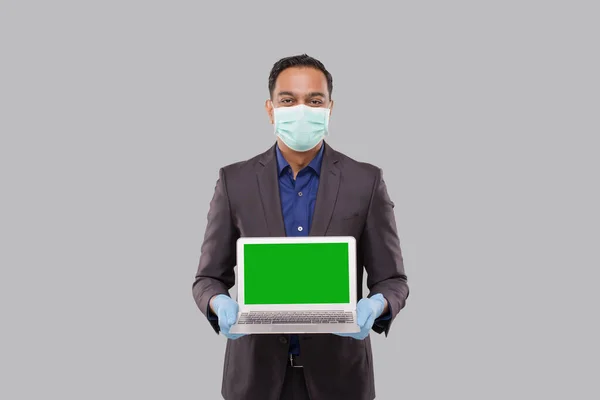 Affärsman Visar Laptop Grön Skärm Bär Medical Mask Och Handskar — Stockfoto