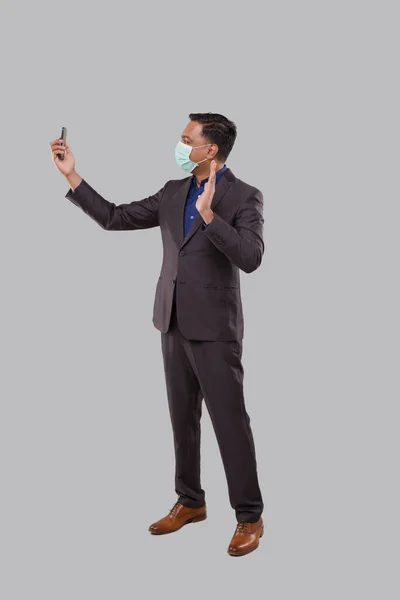 Empresário Fazendo Videochamada Por Telefone Usando Máscara Médica Isolada Indiano — Fotografia de Stock