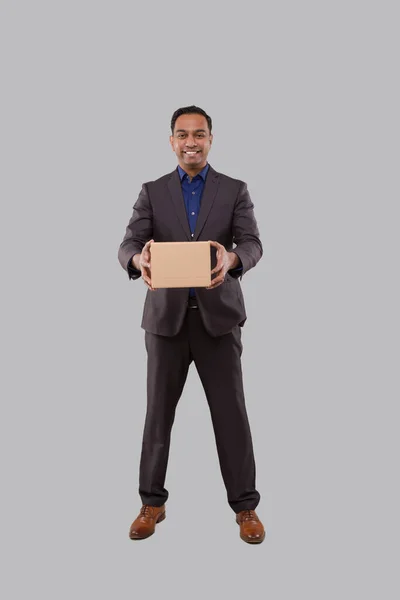 Empresário Segurando Caixa Papelão Mãos Homem Negócios Indiano Com Parcel — Fotografia de Stock