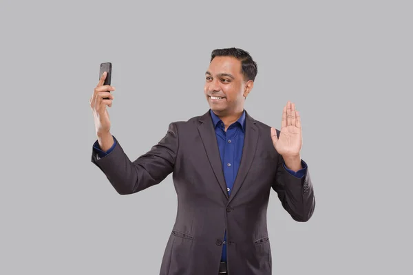 Zakenman Met Videogesprek Telefoon Zwaaien Geïsoleerd Indiase Man Zakenman Video — Stockfoto