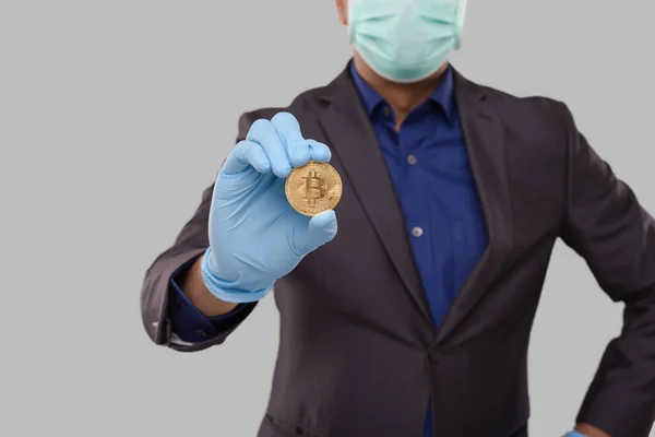 Affärsman Visar Bitcoin Bär Medicinsk Mask Och Handskar Affärsman Cypto — Stockfoto
