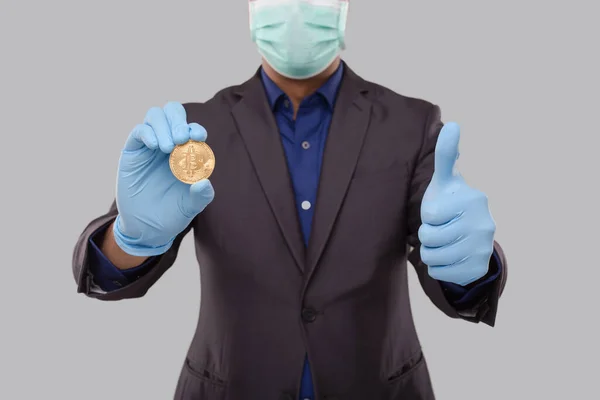 Affärsman Visar Bitcoin Och Tumme Upp Bär Medicinsk Mask Och — Stockfoto