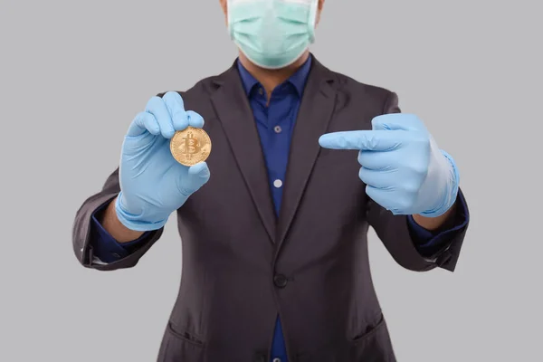 Affärsman Peka Bitcoin Bär Medicinsk Mask Och Handskar Affärsman Cypto — Stockfoto