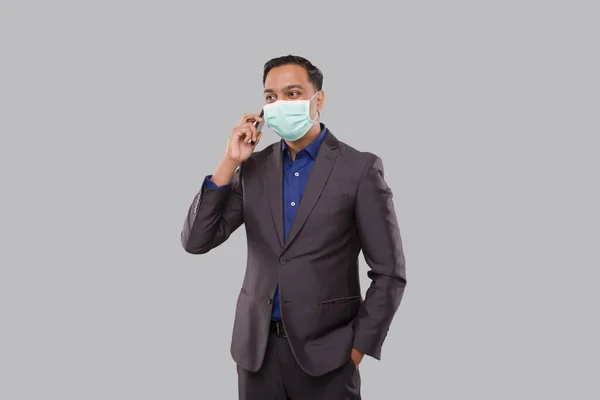 Zakenman Praten Telefoon Dragen Medische Masker Geïsoleerd Indiase Zakenman Met — Stockfoto