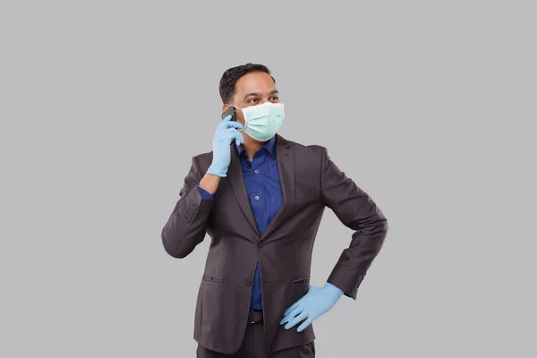 Zakenman Praten Telefoon Dragen Van Medische Masker Handschoenengeïsoleerd Indiase Zakenman — Stockfoto