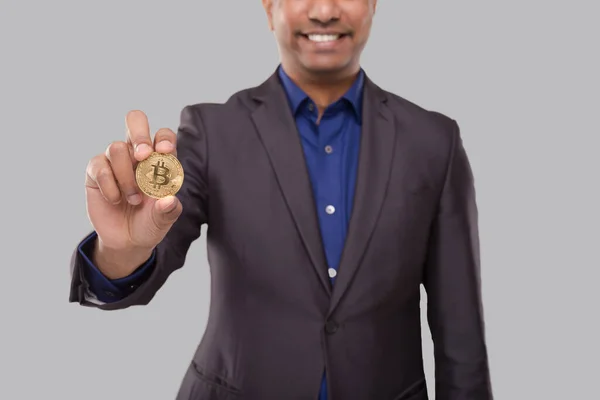 Empresário Mostrando Bitcoin Smilling Close Homem Negócios Cypto Moeda Homem — Fotografia de Stock