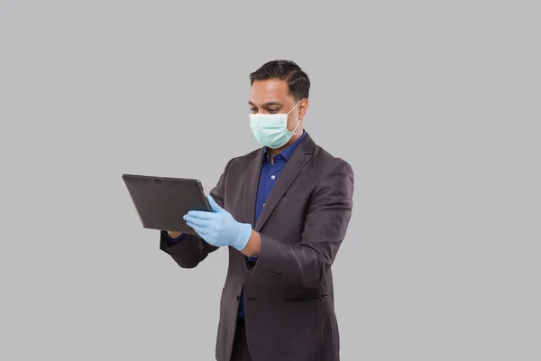 Affärsman Använda Tablet Bära Medicinsk Mask Och Handskar Isolerad Indiska — Stockfoto