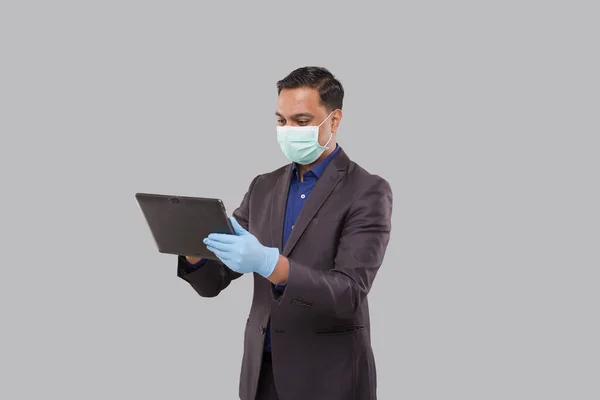 Zakenman Met Behulp Van Tablet Dragen Van Medische Masker Handschoenen — Stockfoto