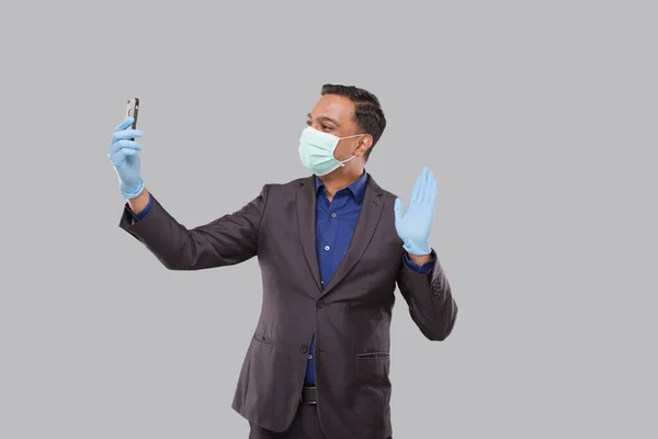 Affärsman Med Videosamtal Telefon Bär Medicinsk Mask Och Handskar Isolerade — Stockfoto